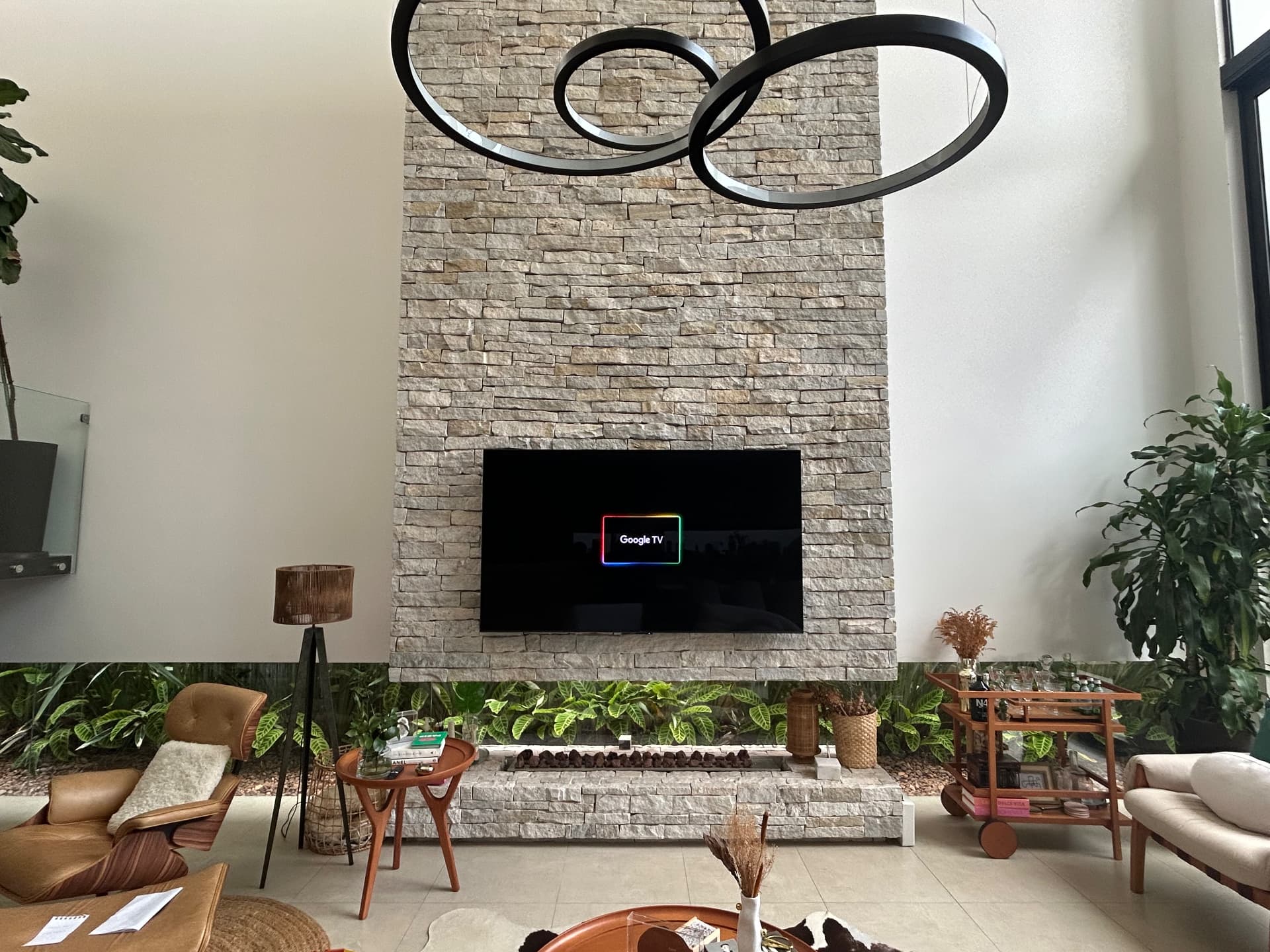 Televisão instalada pela HCSTEC em painel de pedra natural