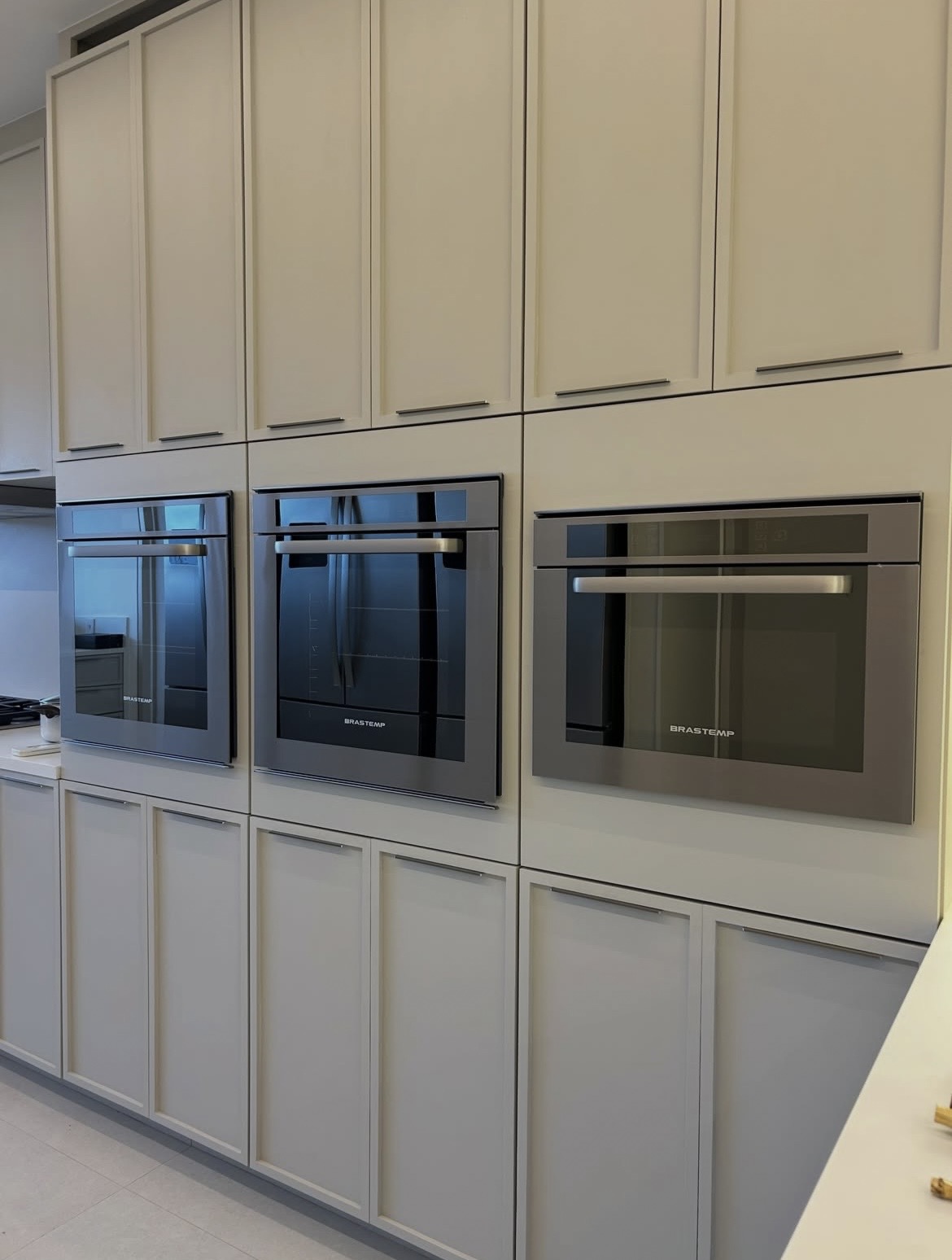 Conjunto de eletrodomésticos embutidos instalado pela HCSTEC