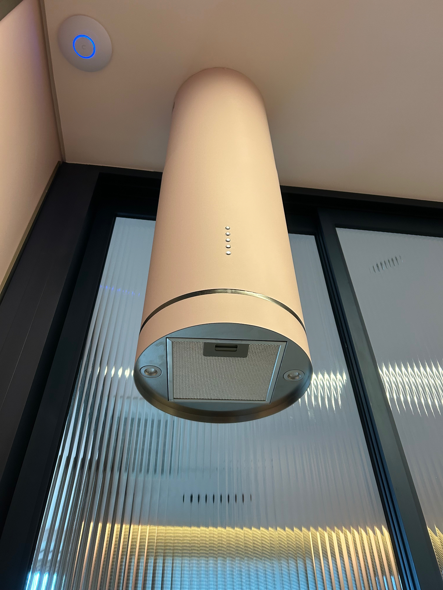 Coifa cilíndrica de ilha instalada pela HCSTEC