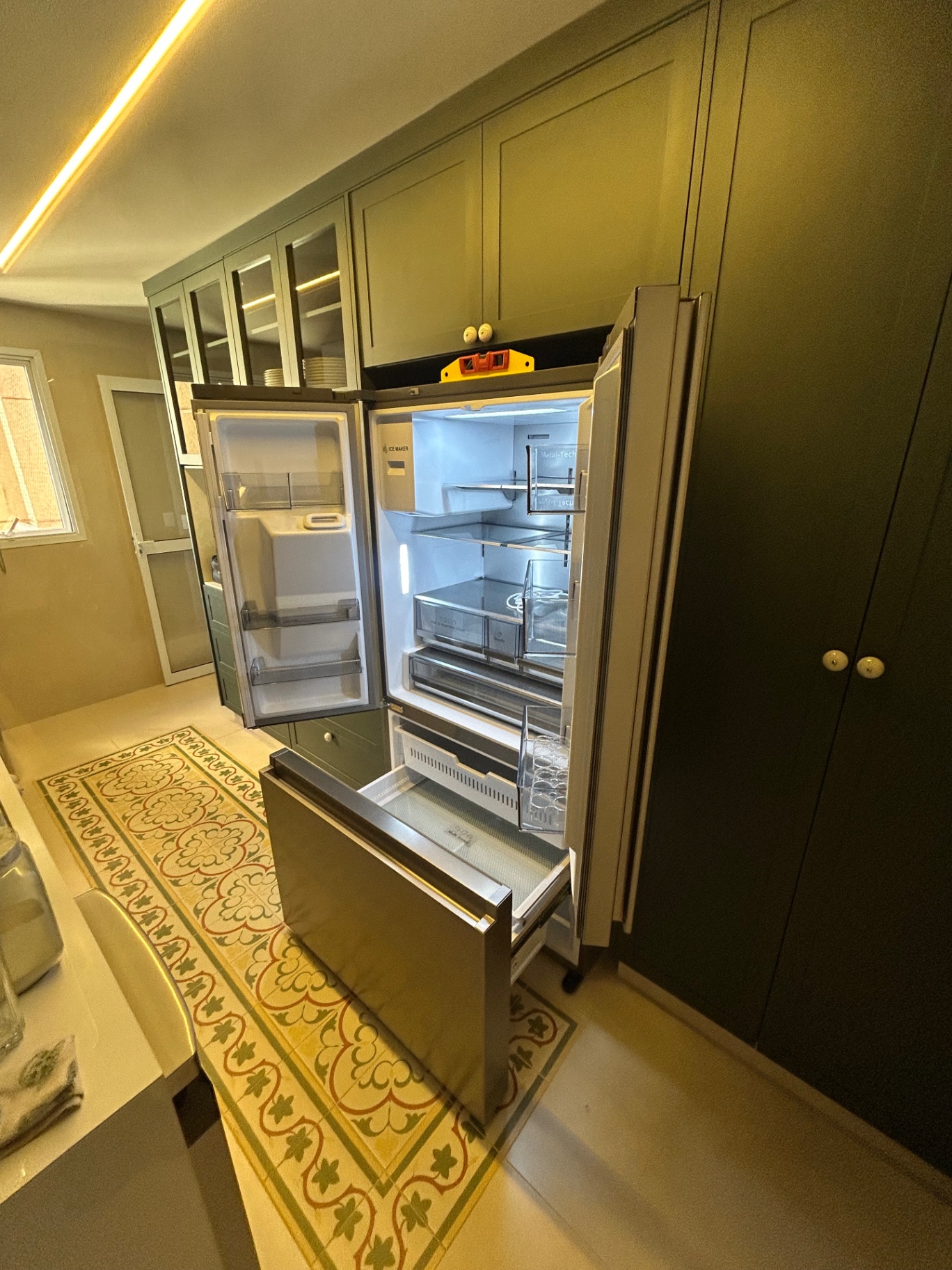 Refrigerador multidoor instalado e nivelado pela HCSTEC